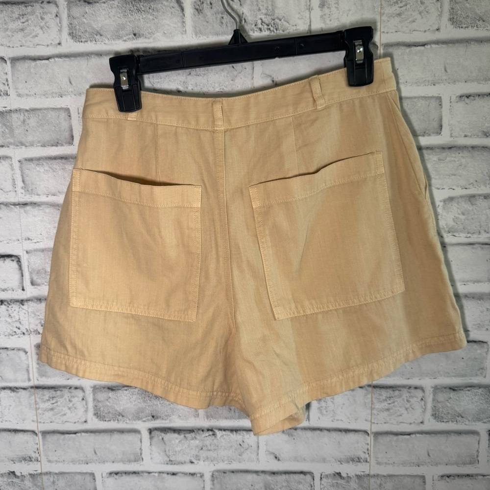 NWT! Women’s Universal Thread tan colored shorts size 6 - Picture 2 of 5
